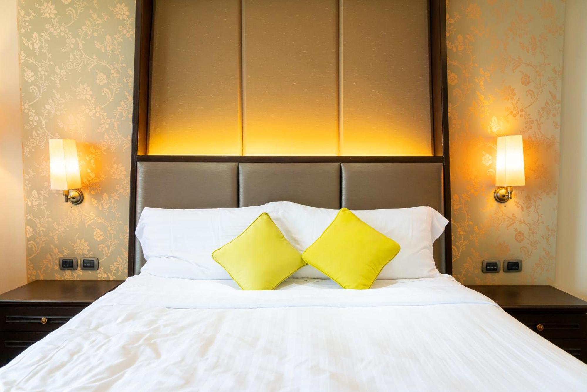 Calabash Luxury Near Airport Hotel